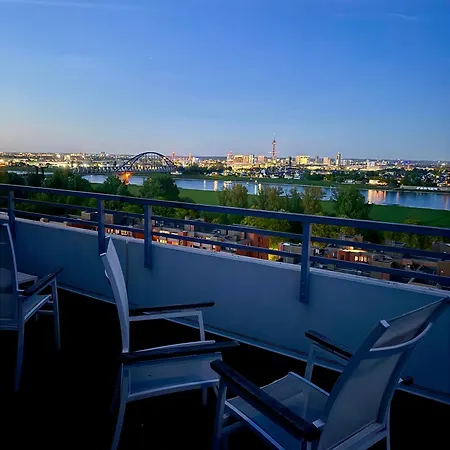 Exklusives Penthouse Duesseldorf 180qm Panorama Sauna Fitness Naehe Duesseldorf Messe Airport Ideal Fuer Gruppen, Shootings, Content Creator דירה ניאוס